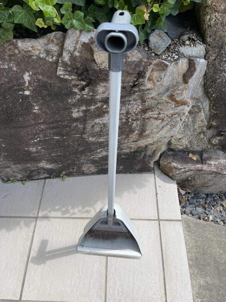 ホウキで葉っぱやゴミをはく